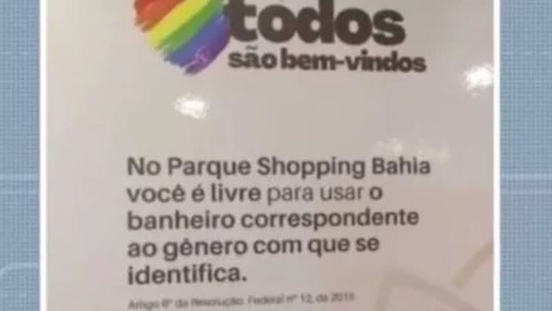 Placa instalada em banheiros do shopping - Divulgação / TV Bahia