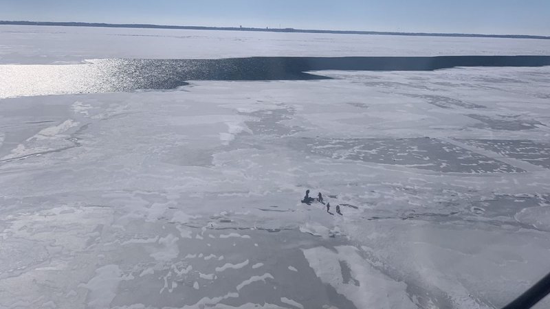Resgate do grupo no lago Erie, nos EUA - Divulgação/Twitter/@USCGGreatLakes