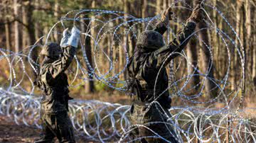Soldados instalam arame farpado na fronteira da Polônia com o enclave russo de Kaliningrado em 14 de novembro - Getty Images