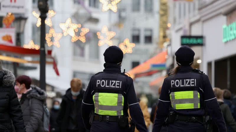 Policiais nas ruas da Alemanha na última terça-feira, 15 - Getty Images