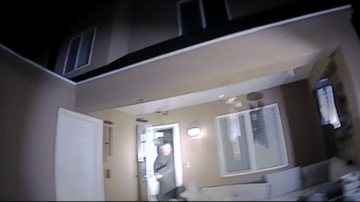 Imagens das câmeras corporais dos policiais durante a operação onde eles mataram um homem sem relação com o caso - Reprodução/Vídeo/Facebook/Farmington Police Department - New Mexico