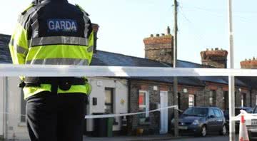 Fotografia de um agente da Gardaí, a polícia irlandesa - Divulgação/RTE