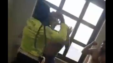 Policial agride homens presos por tentativa de roubo com cinto - Reprodução/Vídeo