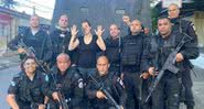 Fotografia dos policiais cariocas com a mulher que foi resgatada - Divulgação
