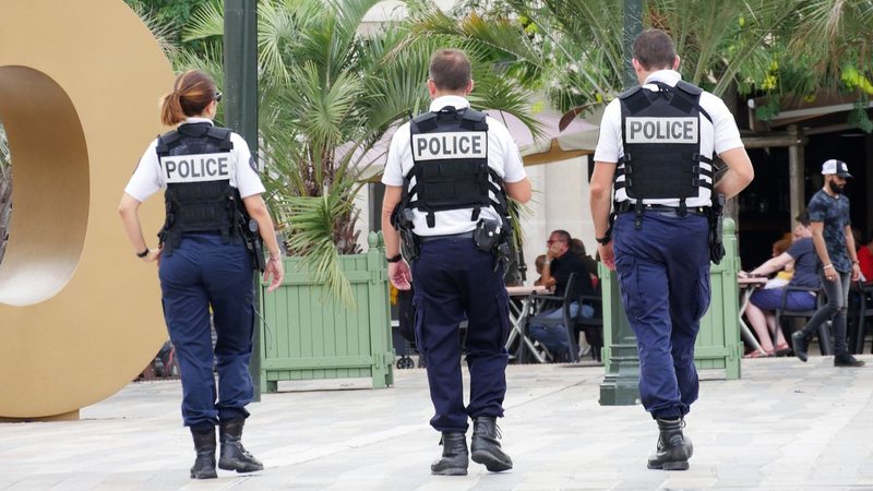 Fotografia meramente ilustrativa de policiais - Divulgação/ Pixabay/ Jacques Tiberi