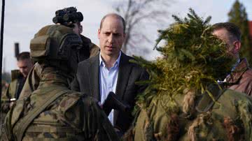 Príncipe William conversa com soldados poloneses, durante visita na Polônia - Getty Images