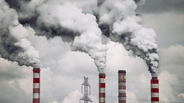 Imagem ilustrativa de chaminés industriais poluindo o ar - Foto de jwvein, via Pixabay