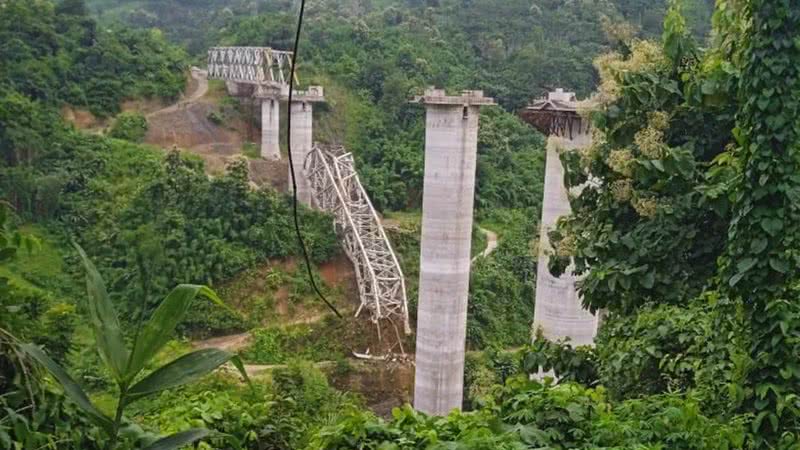 Foto tirada no local do acidente com ponte, em Sairang, no estado de Mizoram, na Índia - Reprodução/Ministro-chefe de Mizoram, Zoramthanga