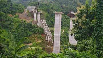 Foto tirada no local do acidente com ponte, em Sairang, no estado de Mizoram, na Índia - Reprodução/Ministro-chefe de Mizoram, Zoramthanga