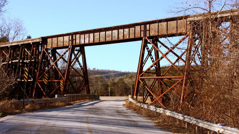 Imagem meramente ilustrativa de ponte antiga de metal