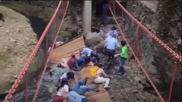 Visitantes no córrego após ponte desabar no México - Divulgação/Youtube/UOL
