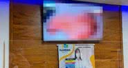 Imagem mostra televisão de unidade de saúde reproduzindo filme pornô - Divulgação/Facebook
