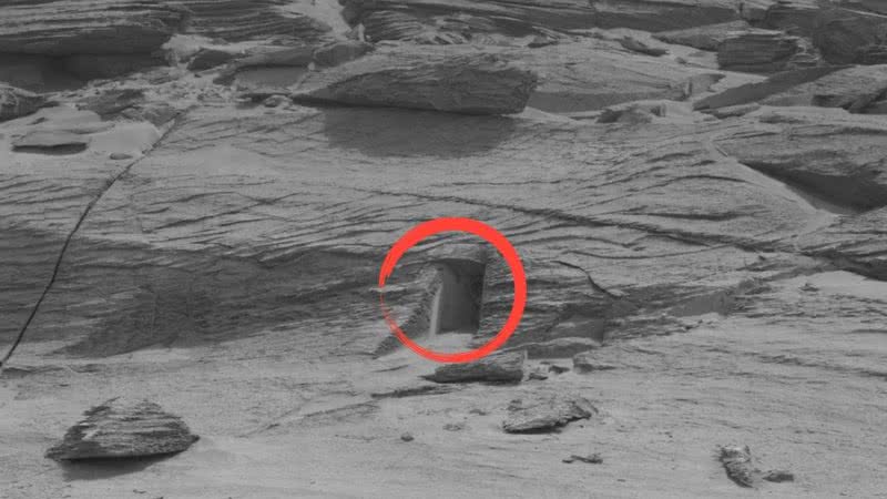 Fotografia do Curiosity mostrando suposta porta - Divulgação/ NASA