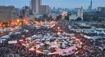 Fotografia da Praça Tahrir em protestos realizados em 2011 - Wikimedia Commons