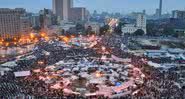 Fotografia da Praça Tahrir em protestos realizados em 2011 - Wikimedia Commons