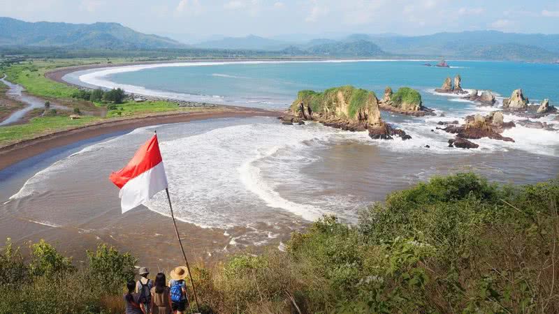 Praia na Indonésia - Wikimedia Commons / Anastasiastephaniek