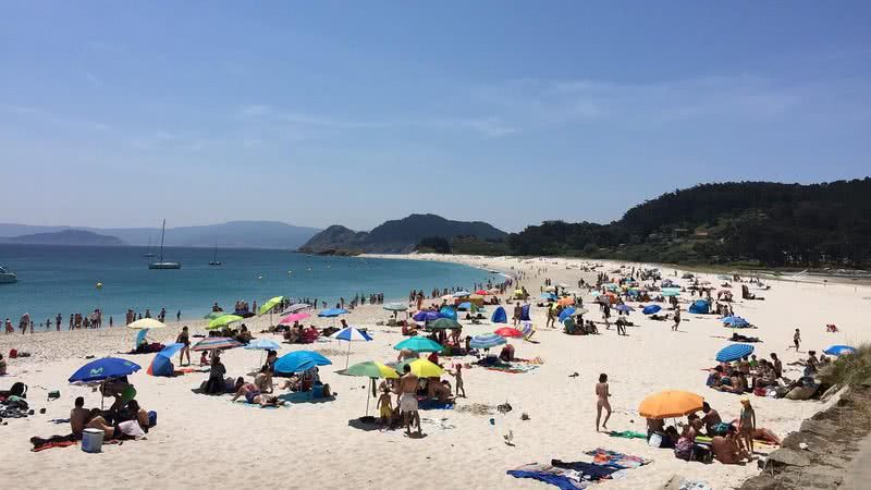 Una ciudad en España impone una multa de R$ 4.000 a quien orine en el mar o en la arena de la playa