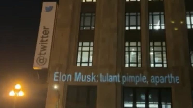 Prédio do Twitter com xingamentos direcionados para Elon Musk - Reprodução/Vídeo/Twitter: @christoq