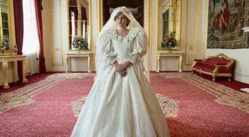 Emma Corrin como Diana com seu réplica de seu vestido de casamento - Divulgação/Netflix