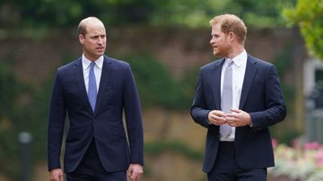 Os irmãos William e Harry conversando em 2021 - Getty Images