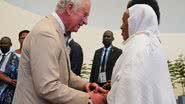 Príncipe Charles falando com sobrevivente do massacre - Getty Images