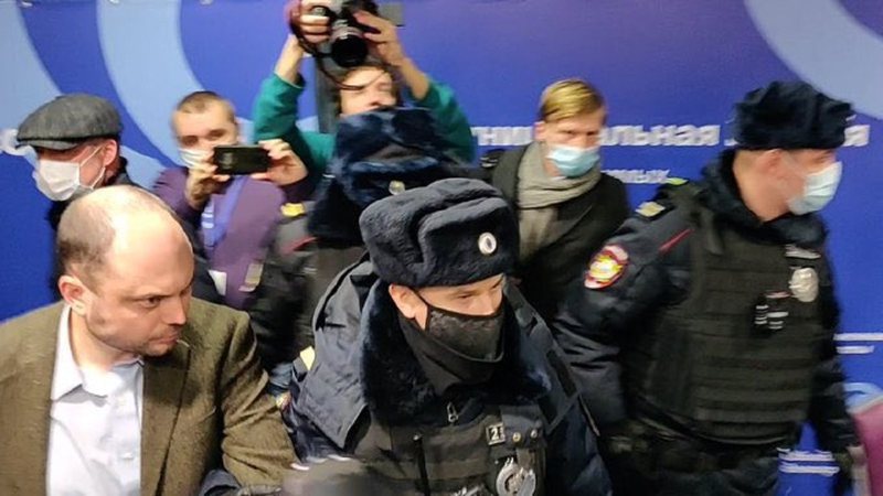 Ação dos policiais registrada por Vladimir Kara-Murza, vice-presidente da Fundação Free Russia - Divulgação/ Twitter/ Vladimir Kara-Murza