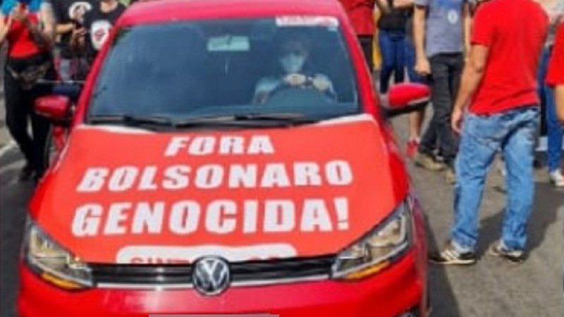 Faixa em carro que causou a prisão de um professor - Divulgação/Rede Globo