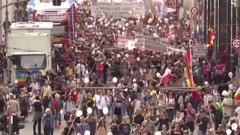 Imagens do protesto antimáscara em Berlim - Divulgação/ YouTube/ Global News