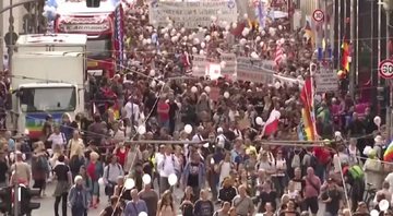 Imagens do protesto antimáscara em Berlim - Divulgação/ YouTube/ Global News