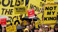 Manifestantes anti-monarquia durante protesto - Getty Images