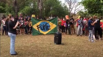 Manifestantes do MTST em frente à casa do senador - Divulgação/Youtube/UOL