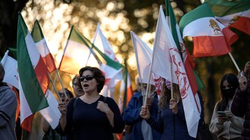 Imagem de pessoas em protestos no Irã - Getty Images
