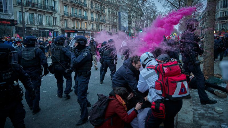 Policiais reprimem manifestantes durante protesto contra a reforma da Previdência em Paris, na França - Getty Images
