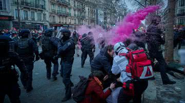Policiais reprimem manifestantes durante protesto contra a reforma da Previdência em Paris, na França - Getty Images