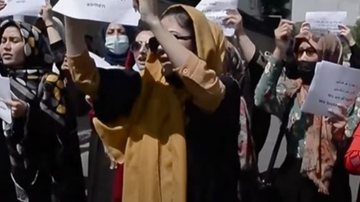 Imagem ilustrativa de mulheres afegãs em protesto - Reprodução / Vídeo