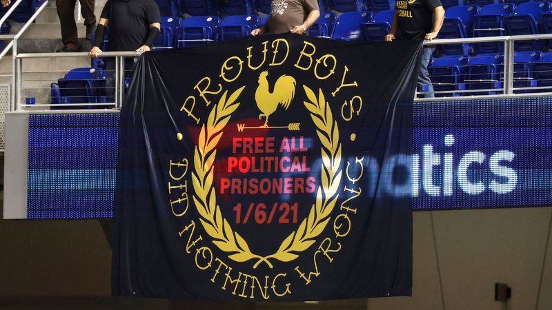 Fotografia de integrante do Proud Boys protestando contra a prisão de membros após o motim do Capitólio - Getty Images