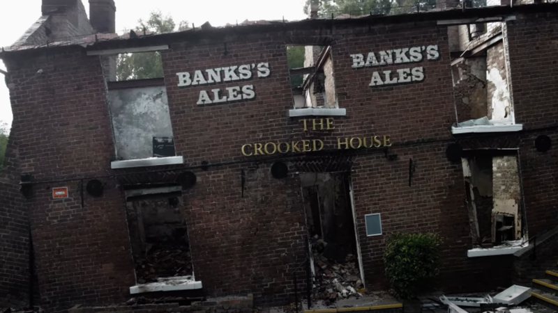 The Crooked House após incêndio - Reprodução / Vídeo / The Dudley Droner