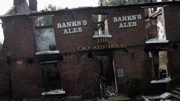 The Crooked House após incêndio - Reprodução / Vídeo / The Dudley Droner