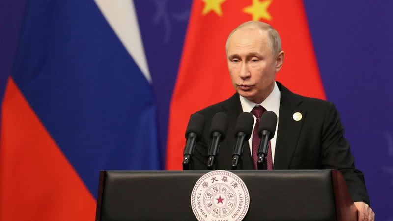 Putin à frente da bandeira chinesa - Getty Images