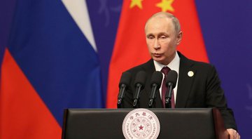 Putin à frente da bandeira chinesa - Getty Images
