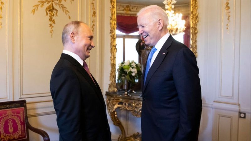 Putin e Biden em reunião de junho de 2021