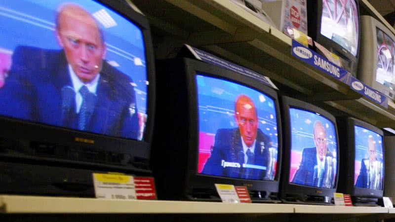 Imagem ilustrativa de Putin em loja de televisões - Reprodução / Vídeo