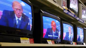 Imagem ilustrativa de Putin em loja de televisões - Reprodução / Vídeo