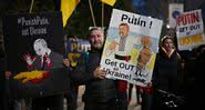 Ucranianos se manifestam do lado de fora da Embaixada da Rússia - Getty Images