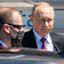 Vladimir Putin saindo de avião, em Geneva
