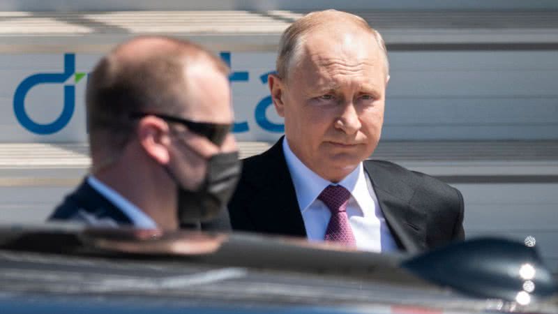 Vladimir Putin saindo de avião, em Geneva - Getty Images