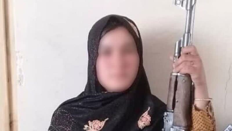 A menina de 16 anos Qamar Gul abriu fogo contra terroristas - Divulgação - Twitter