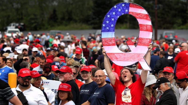 Apoiador do QAnon em comício de seguidores de Donald Trump em 2018 - Getty Images