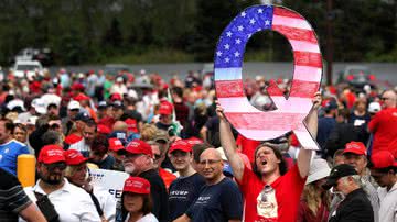 Apoiador do QAnon em comício de seguidores de Donald Trump em 2018 - Getty Images