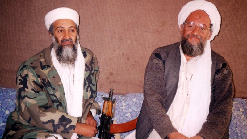 Osama Bin Laden ao lado de Ayman al-Zawahiri em antiga imagem - Getty Images